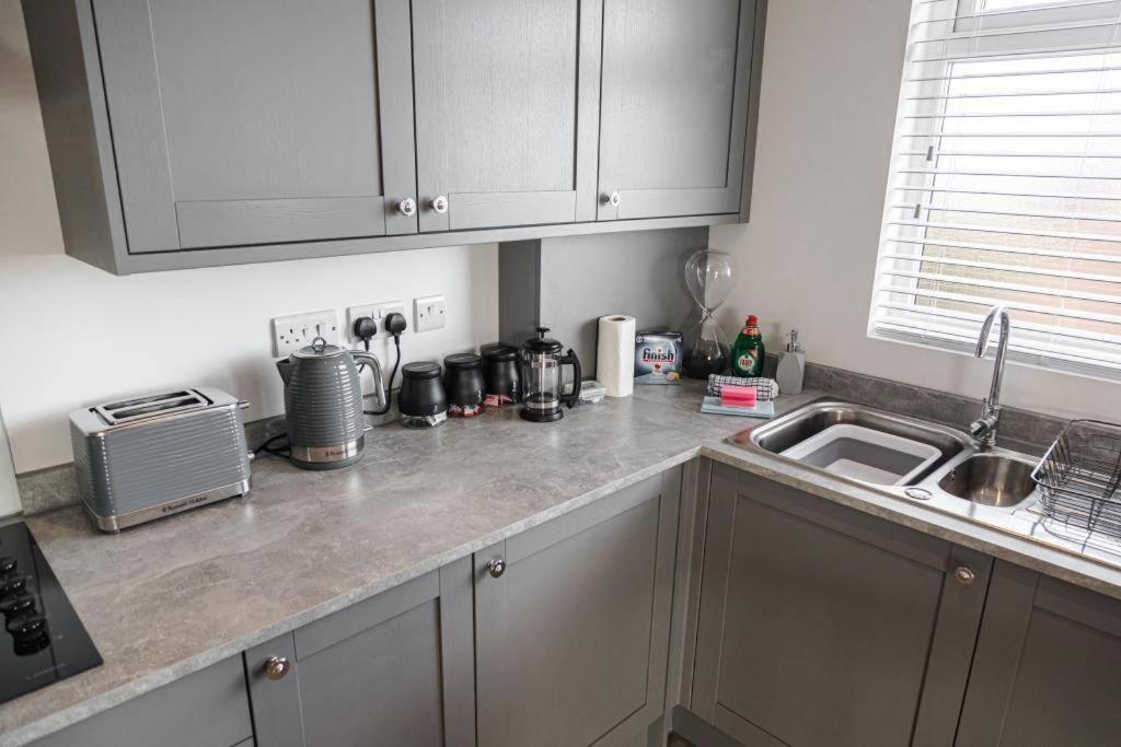 Bournecoast - Stylish Flat With Balcony - Sea Views - 10 Min Walk To Beach - Parking - Wifi - Fm8407 บอร์นมัธ ภายนอก รูปภาพ