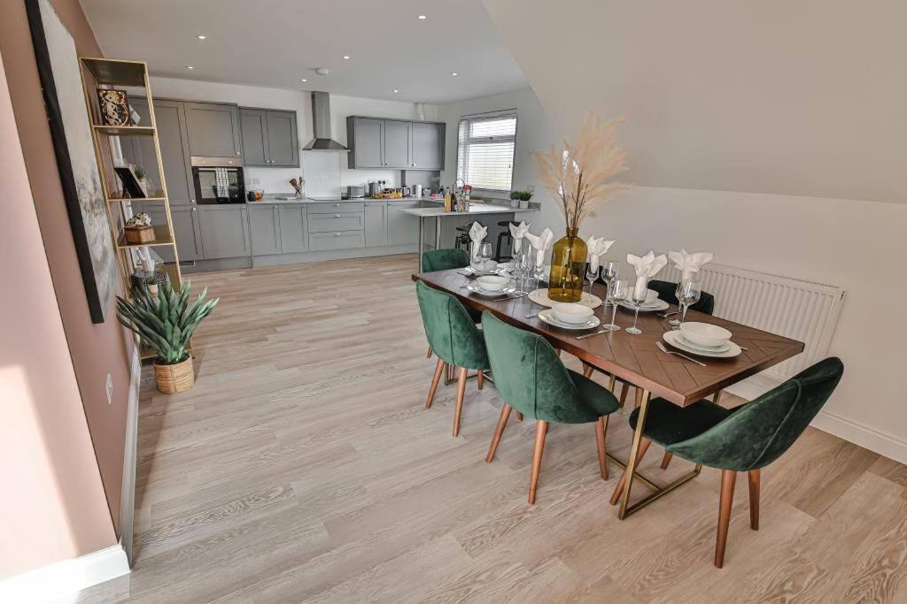 Bournecoast - Stylish Flat With Balcony - Sea Views - 10 Min Walk To Beach - Parking - Wifi - Fm8407 บอร์นมัธ ภายนอก รูปภาพ