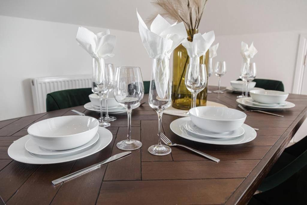 Bournecoast - Stylish Flat With Balcony - Sea Views - 10 Min Walk To Beach - Parking - Wifi - Fm8407 บอร์นมัธ ภายนอก รูปภาพ