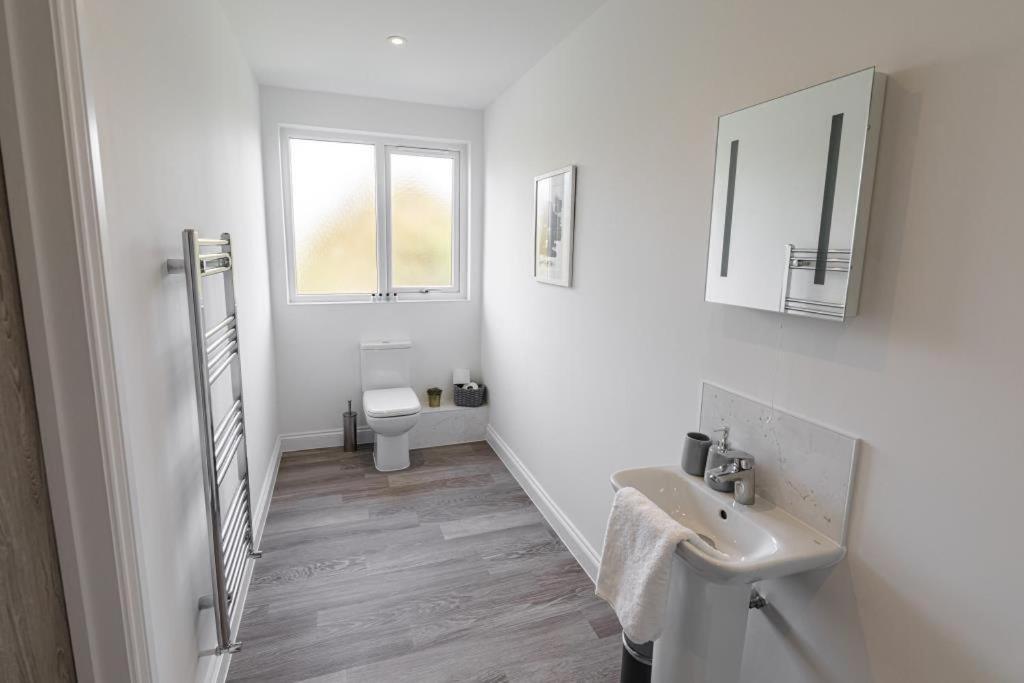 Bournecoast - Stylish Flat With Balcony - Sea Views - 10 Min Walk To Beach - Parking - Wifi - Fm8407 บอร์นมัธ ภายนอก รูปภาพ