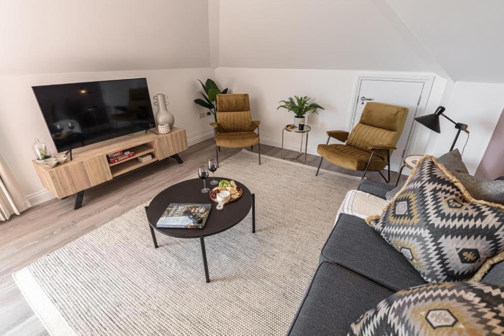 Bournecoast - Stylish Flat With Balcony - Sea Views - 10 Min Walk To Beach - Parking - Wifi - Fm8407 บอร์นมัธ ภายนอก รูปภาพ