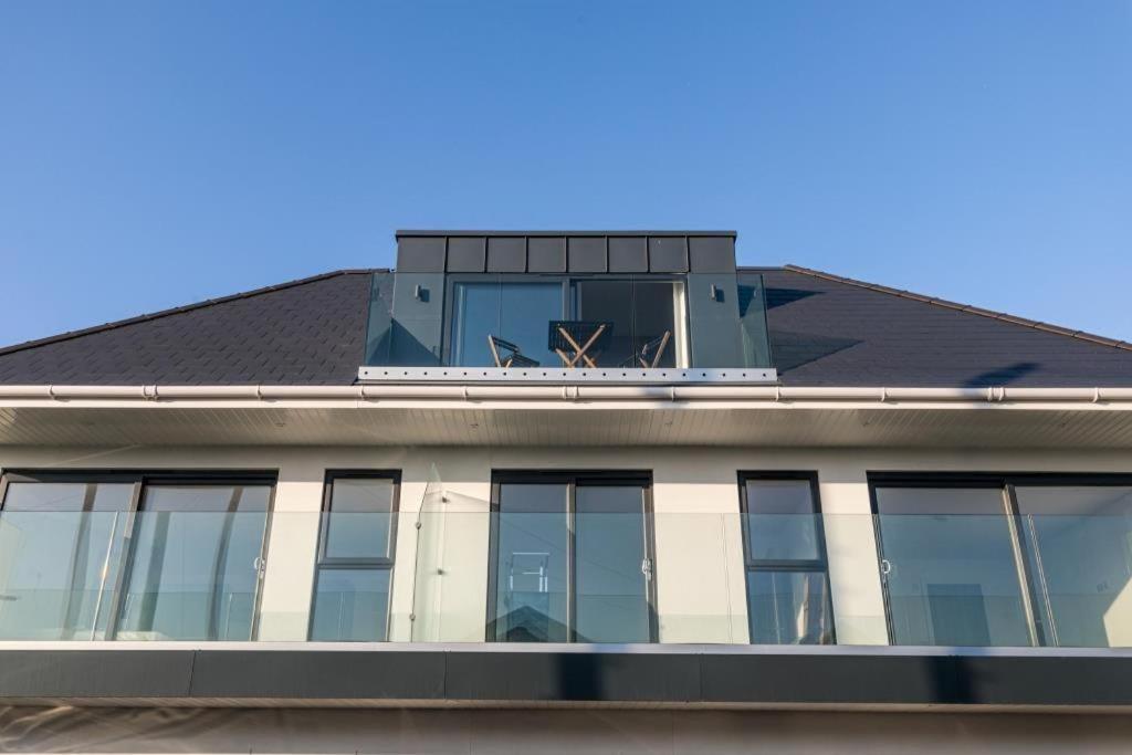 Bournecoast - Stylish Flat With Balcony - Sea Views - 10 Min Walk To Beach - Parking - Wifi - Fm8407 บอร์นมัธ ภายนอก รูปภาพ