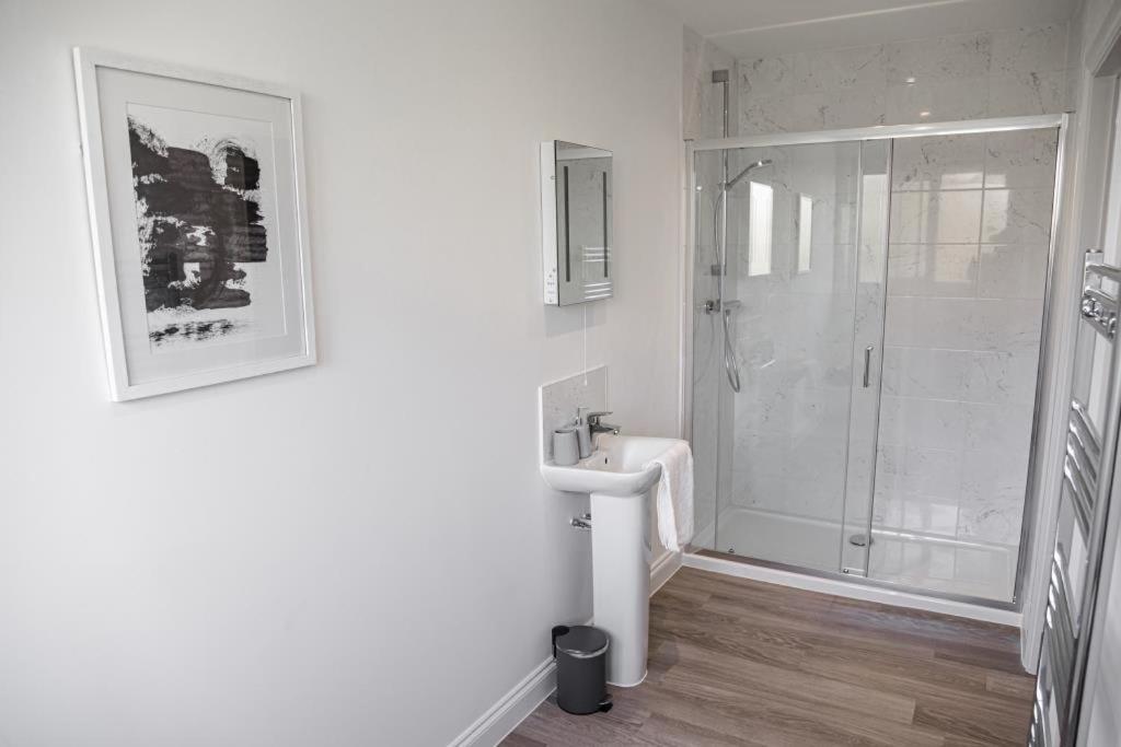 Bournecoast - Stylish Flat With Balcony - Sea Views - 10 Min Walk To Beach - Parking - Wifi - Fm8407 บอร์นมัธ ภายนอก รูปภาพ
